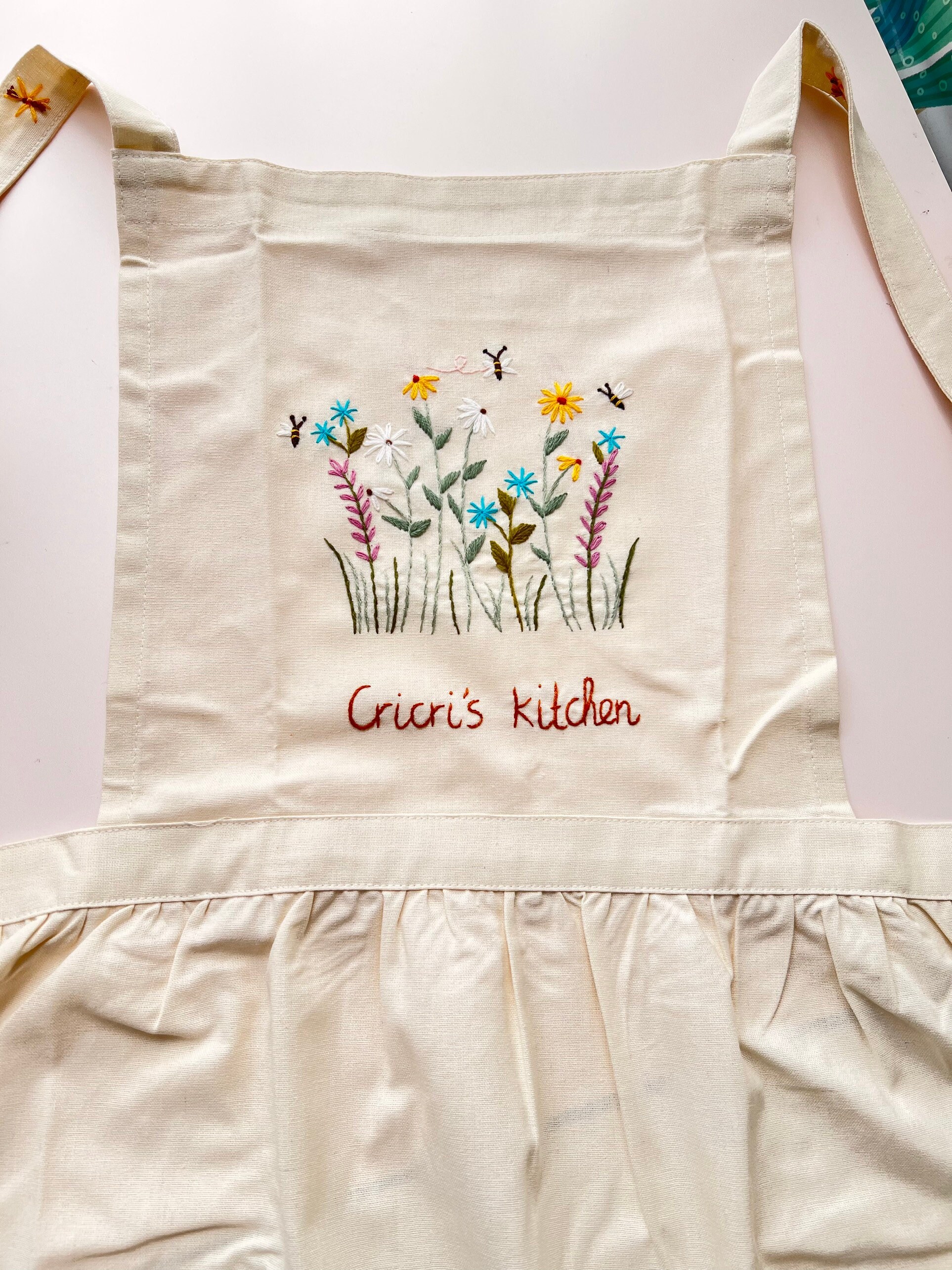 手刺繍エプロン レディース、花刺繍エプロン、リネンエプロン