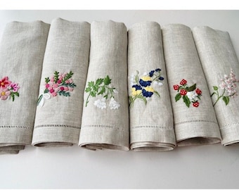 Handbroderade linneservetter med blommor, linneservetter med vildblommor, personlig servett, bordsdekoration, återanvändbar servett, blombukettservetter