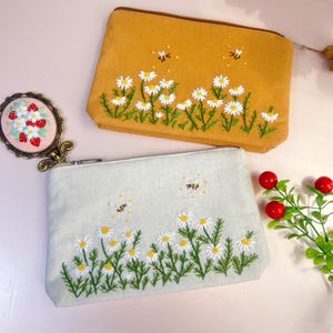 Personalized Hand Embroidered Cosmetic Bag, Daisy Pouch, Linen Bag, Handmade Makeup Bag, Bridesmaid Gift,Linen Coin Purse,Embroidery Bag