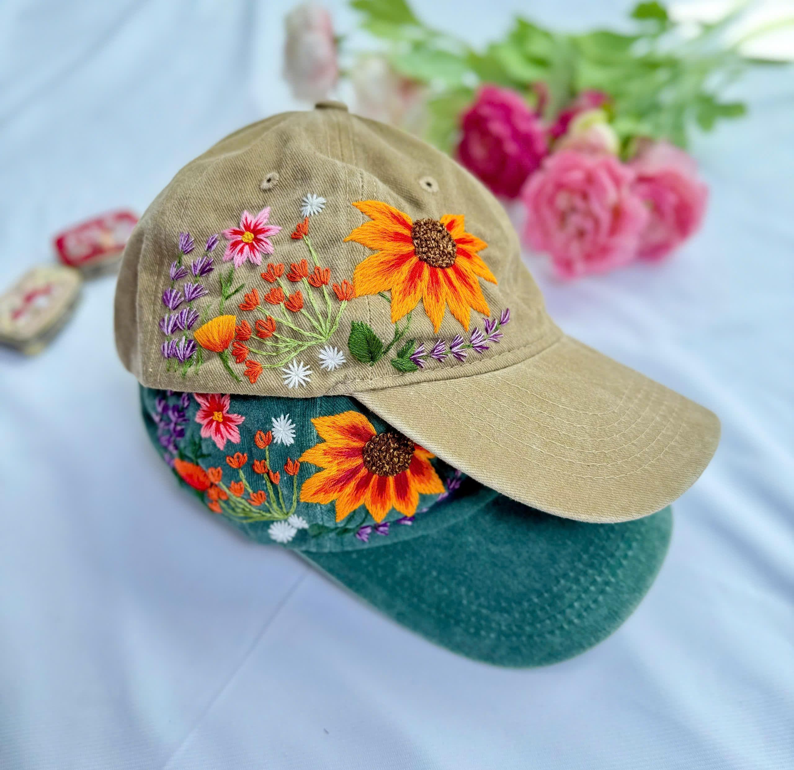 カスタムハンド刺繍の花柄帽子、オレンジ色の花の刺繍入りキャップ