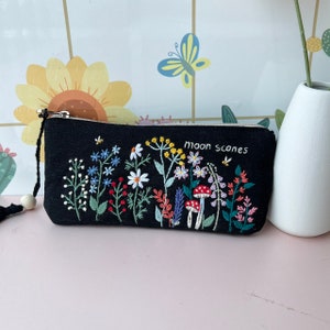 Trousse personnalisée brodée à la main, pochette champignon en lin, trousse à maquillage faite main, cadeau de demoiselle d'honneur, porte-monnaie en lin, pochette fleurs sauvages
