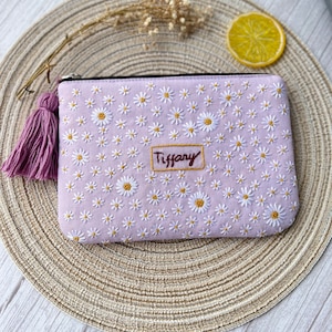 Pochette personnalisée avec fleurs brodées à la main, portefeuille en lin, trousse de maquillage faite main, cadeau de demoiselle d'honneur, porte-monnaie en lin, trousse de broderie de fleurs sauvages