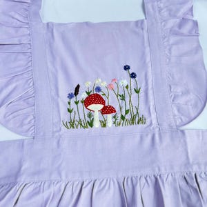 Tablier brodé main champignon pour femme, Tablier à volants, Tablier brodé de fleurs, Tablier en lin personnalisé, Tablier de jardinage, Tablier de cuisine