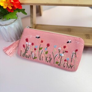 Personalized Hand Embroidered Pencil Case, Flower Embroidered Linen Pouch, Handmade Makeup Bag, Bridesmaid Gift,Linen Coin Purse,Daisy Pouch