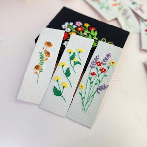 Hand Embroidered Custom Bookmark,  Flower Hand Embroidered Bookmark, Personalized Book Mark, Daisy Handmade Bookmark, Linen Bookmark