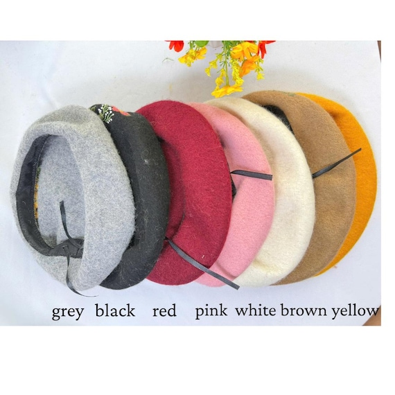 【新品未着用】　お花の刺繍のベレー帽（white） 新品未着用】 お花の刺繍のベレー帽（white） ベレー帽 花刺繍