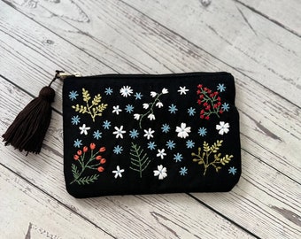 Pochette personnalisée avec fleurs sauvages brodées à la main, Portefeuille en lin noir, Trousse de maquillage faite main, Cadeau de demoiselle d'honneur, Porte-monnaie en lin, Pochette à broder