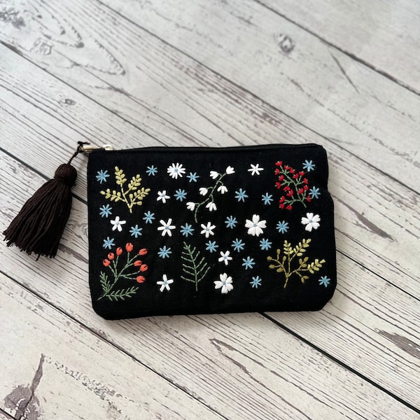 Pochette personnalisée avec fleurs sauvages brodées à la main, Portefeuille en lin noir, Trousse de maquillage fait main, Cadeau de demoiselle d'honneur, Porte-monnaie en lin, Pochette à broder