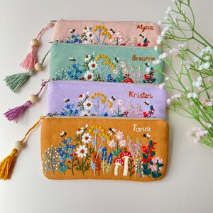 Trousse personnalisée brodée à la main, pochette champignon en lin, trousse à maquillage faite main, cadeau de demoiselle d'honneur, porte-monnaie en lin, pochette fleurs sauvages