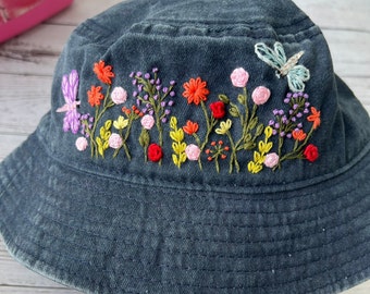 Broderie florale personnalisée à la main avec chapeau de libellule, seau brodé marguerite, chapeau en coton lavé, chapeau fait main, chapeau pour femme