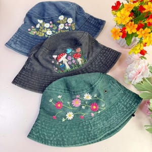 Benutzerdefinierte Handstickerei Blumeneimer Hut, Gänseblümchen gestickter Eimer, Waschbaumwollhut, handgemachter Sommerhut, Hut für Frauen, benutzerdefinierter Eimerhut
