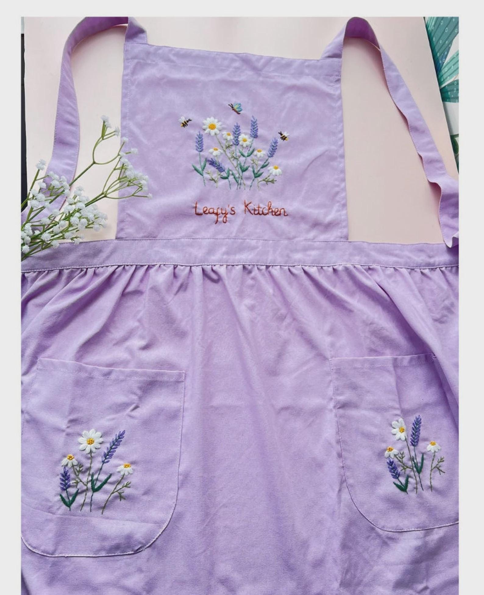 ラベンダーデイジーとミツバチの手刺繍入り子供用エプロン、子供の名前