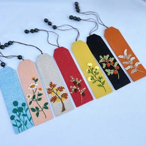 Hand Embroidered Custom Bookmark,  Flower Hand Embroidered Bookmark, Personalized Book Mark, Daisy Handmade Bookmark, Linen Bookmark