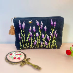 Bolsa de cosméticos personalizada bordada a mano, bolsa de lavanda, bolsa de lino, bolsa de maquillaje hecha a mano, regalo de dama de honor, monedero de lino, bolsa bordada