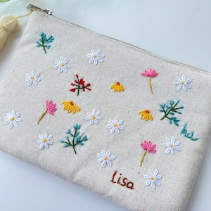 Bolsa de flores bordada a mano personalizada, cartera de lino con margaritas, neceser hecho a mano, regalo de dama de honor, monedero de lino, bolsa bordada