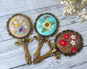 Embroidered Vintage Compact Mirror With Handle, Daisy Embroidered Pocket Mirror, Flower Embroidery mirror, Linen Makeup Mirror, Gift for Mom