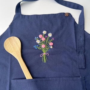 Tablier brodé bouquet de fleurs pour femme, Tablier brodé à la main personnalisé, Tablier en lin, Tablier en lin brodé de fleurs, Tablier personnalisé