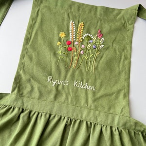 Personalized Hand Embroidered Apron Women, Flower Garden Embroidered Apron, Linen Apron, Gardening Apron, Kitchen Apron, Daisy Apron zdjęcie 2