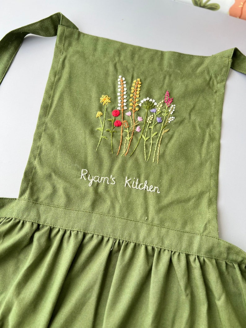 Personalized Hand Embroidered Apron Women, Flower Garden Embroidered Apron, Linen Apron, Gardening Apron, Kitchen Apron, Daisy Apron zdjęcie 2