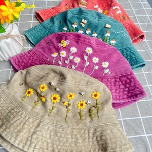 Benutzerdefinierte Handstickerei Blumeneimer Hut, Gänseblümchen gestickter Eimer, Waschbaumwollhut, handgemachter Sommerhut, Hut für Frauen, benutzerdefinierter Eimerhut