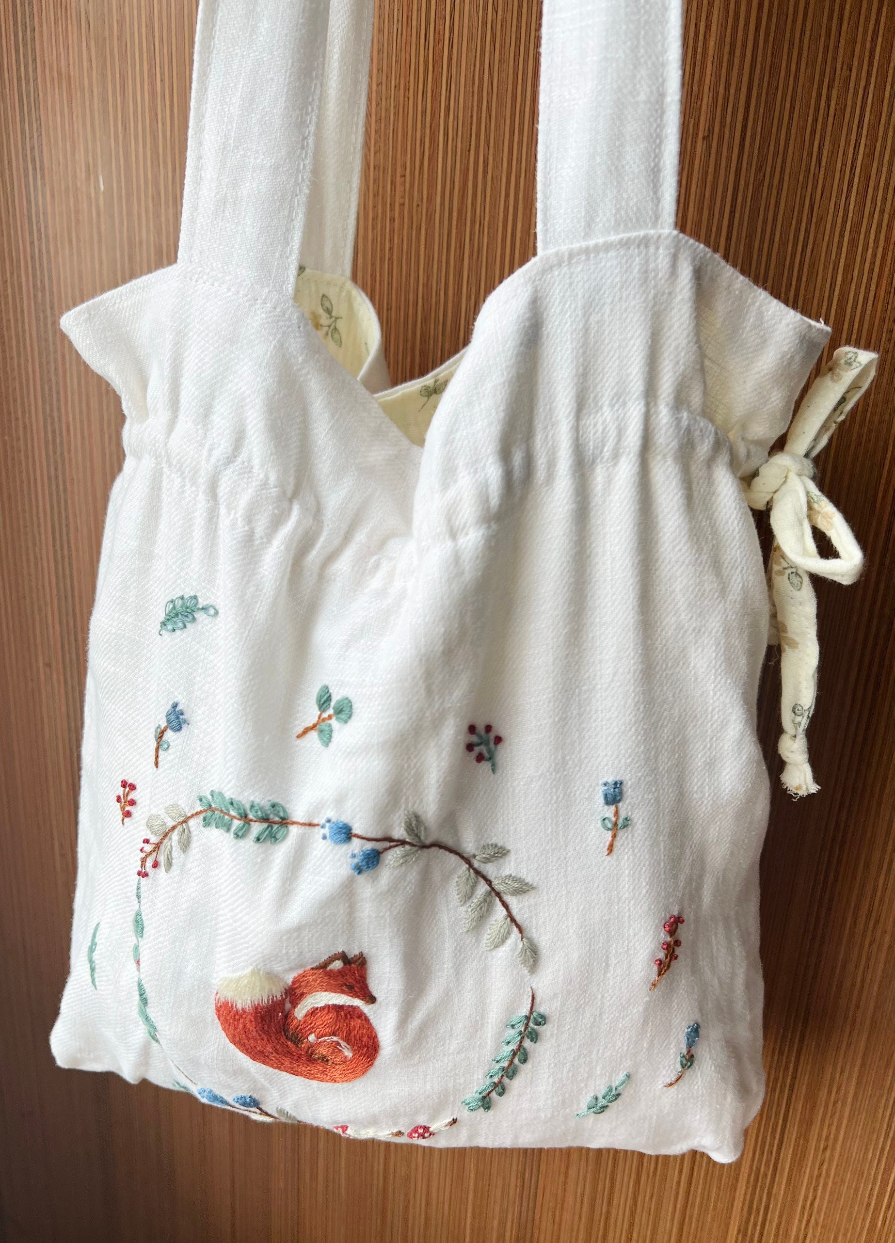 キツネと花の刺繍入りリネン トートバッグ、ショルダーバッグ