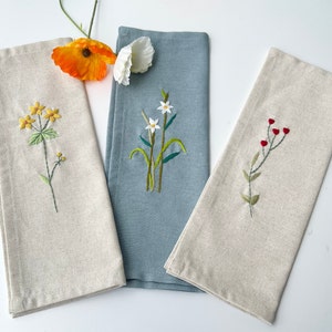 Embroidered rustic linen placemats, Personalized floral hand embroidered placemats, Washable Placemats rectangular, Boho home decor