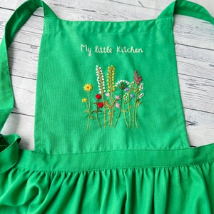 Personalized Hand Embroidered Apron Women, Flower Garden Embroidered Apron, Linen Apron, Gardening Apron, Kitchen Apron, Daisy Apron zdjęcie 8