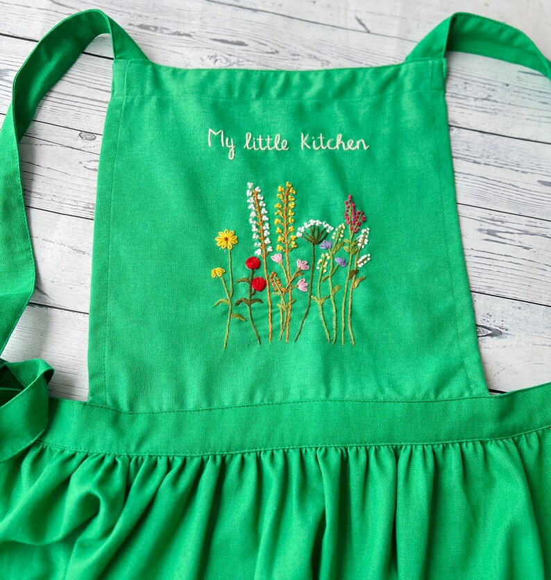 Personalized Hand Embroidered Apron Women, Flower Garden Embroidered Apron, Linen Apron, Gardening Apron, Kitchen Apron, Daisy Apron zdjęcie 8