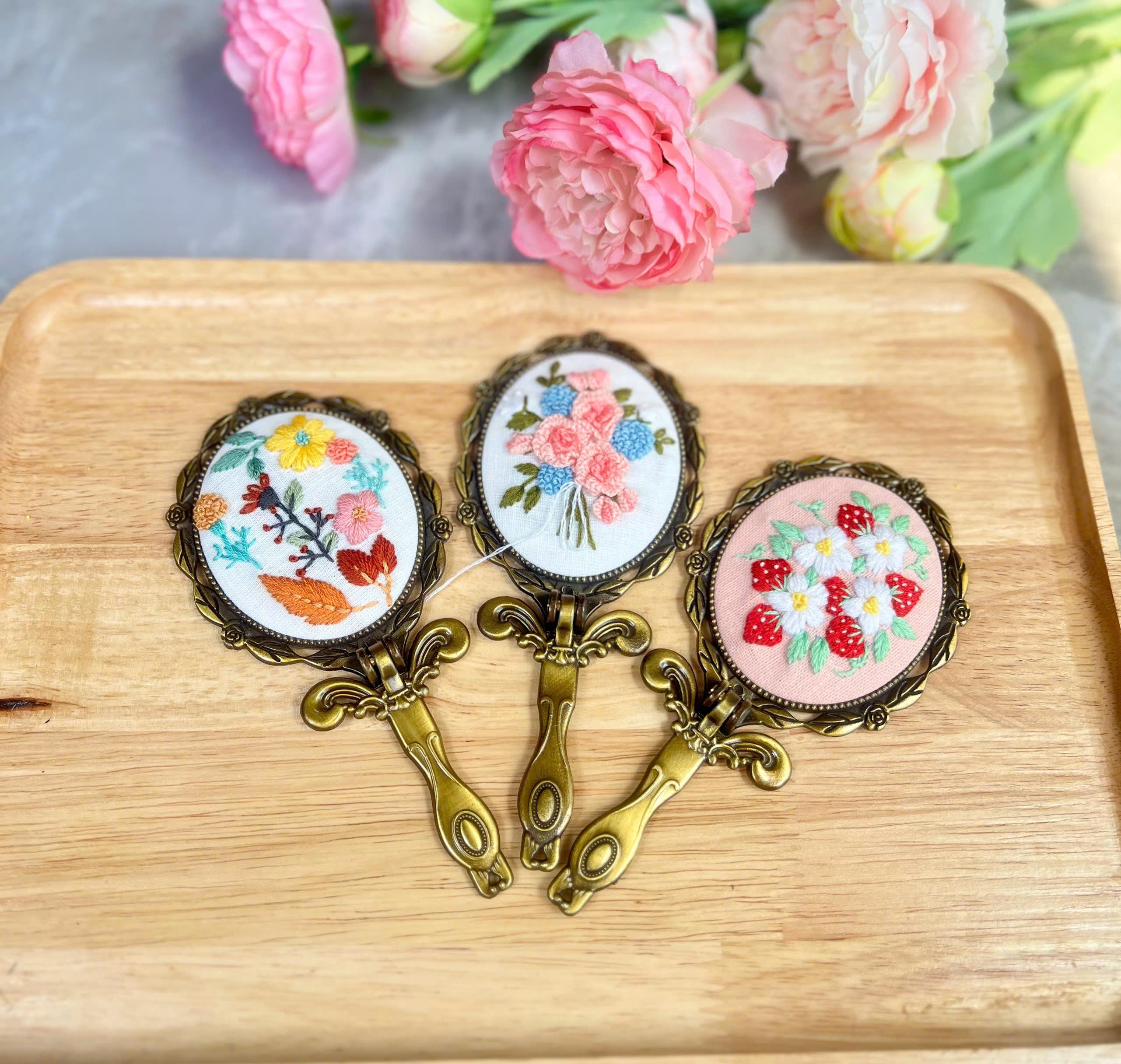 刺繍入りヴィンテージコンパクトミラー ハンドル付き イチゴ刺繍