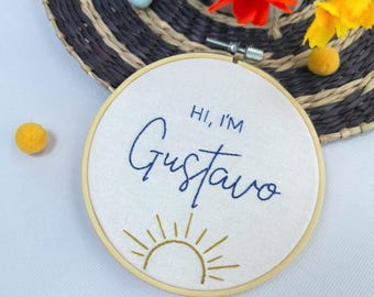 Aro de madera bordado con nombre personalizado, anuncio de bebé, arte de aro bordado a mano, decoración de aniversario, decoración navideña, regalo de baby shower