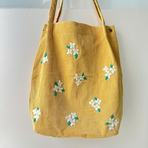 Floral bestickte Samt-Einkaufstasche mit Knopf und Tasche, Wildblumen-Einkaufstasche, handbestickte Einkaufstasche, personalisierte Einkaufstasche, handgemachte Tasche