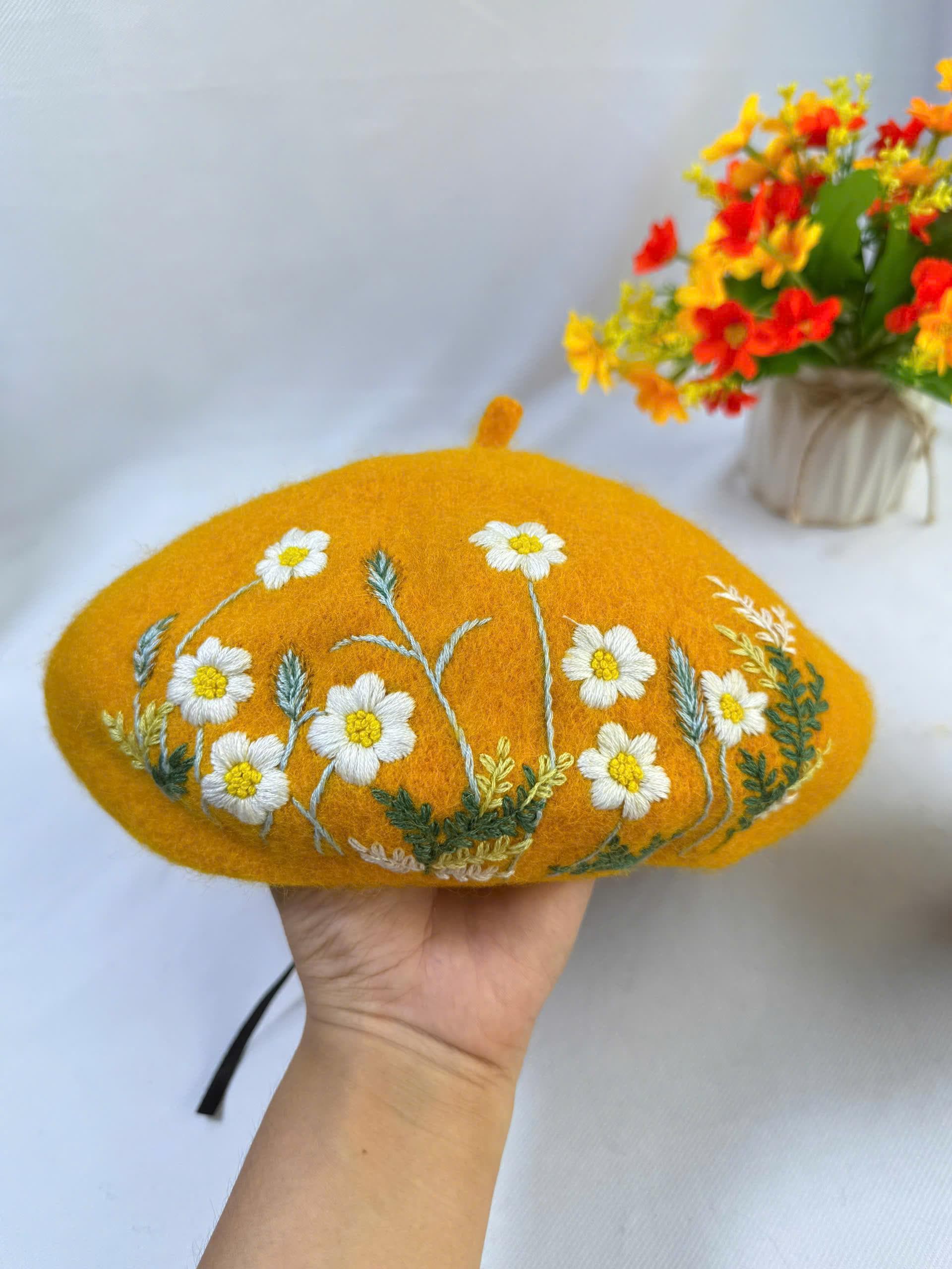 【新品未着用】　お花の刺繍のベレー帽（white） 新品未着用】 お花の刺繍のベレー帽（white） ベレー帽 花刺繍