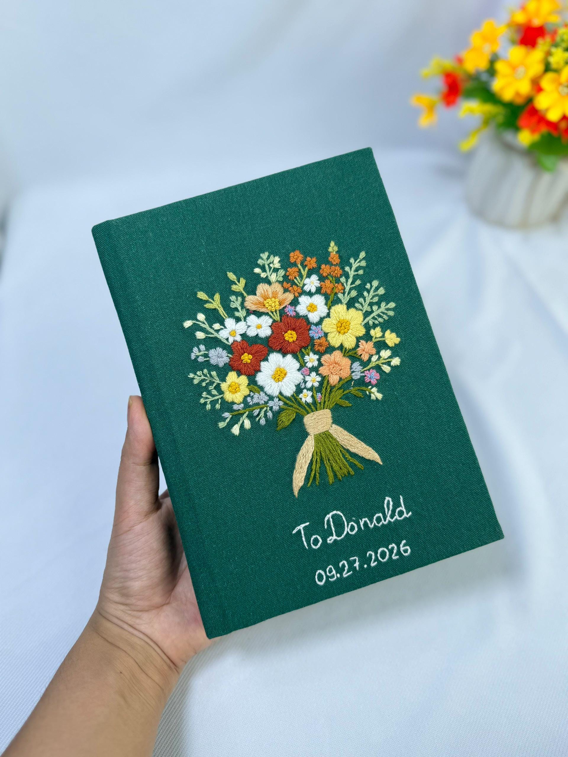 フラワーブーケの手刺繍ノートA5、パーソナライズされた手刺繍の花柄