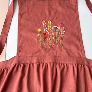 Personalized Hand Embroidered Apron Women, Flower Garden Embroidered Apron, Linen Apron, Gardening Apron, Kitchen Apron, Daisy Apron zdjęcie 6