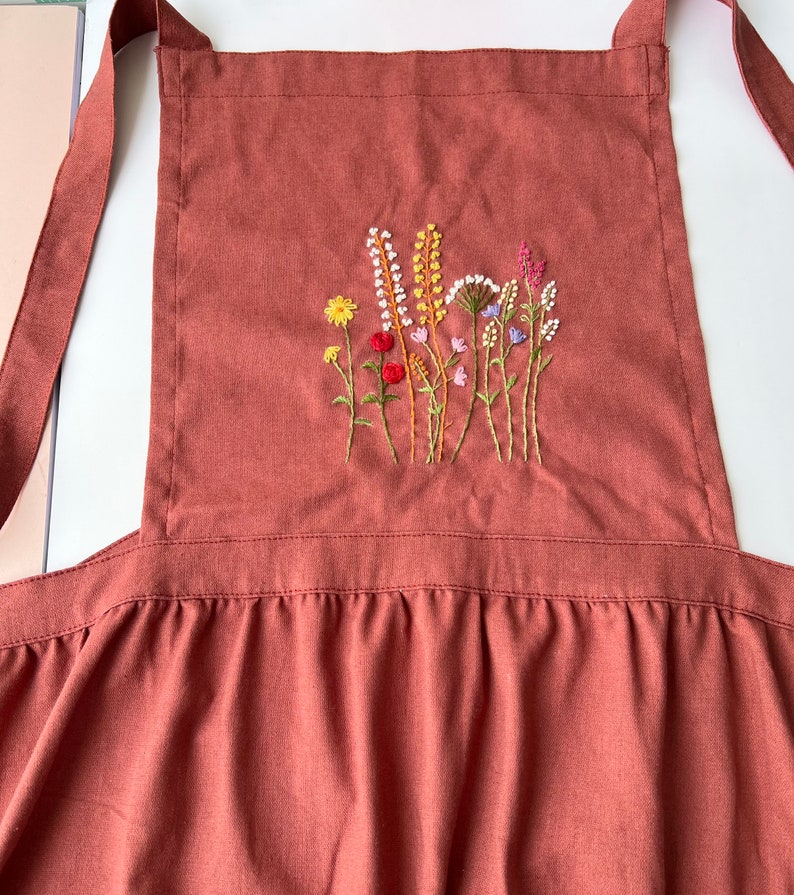 Personalized Hand Embroidered Apron Women, Flower Garden Embroidered Apron, Linen Apron, Gardening Apron, Kitchen Apron, Daisy Apron zdjęcie 6