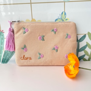 Bolsa de hortensias bordada a mano, cartera de lino personalizada, neceser de maquillaje hecho a mano, regalo de dama de honor, monedero de lino, bolsa bordada