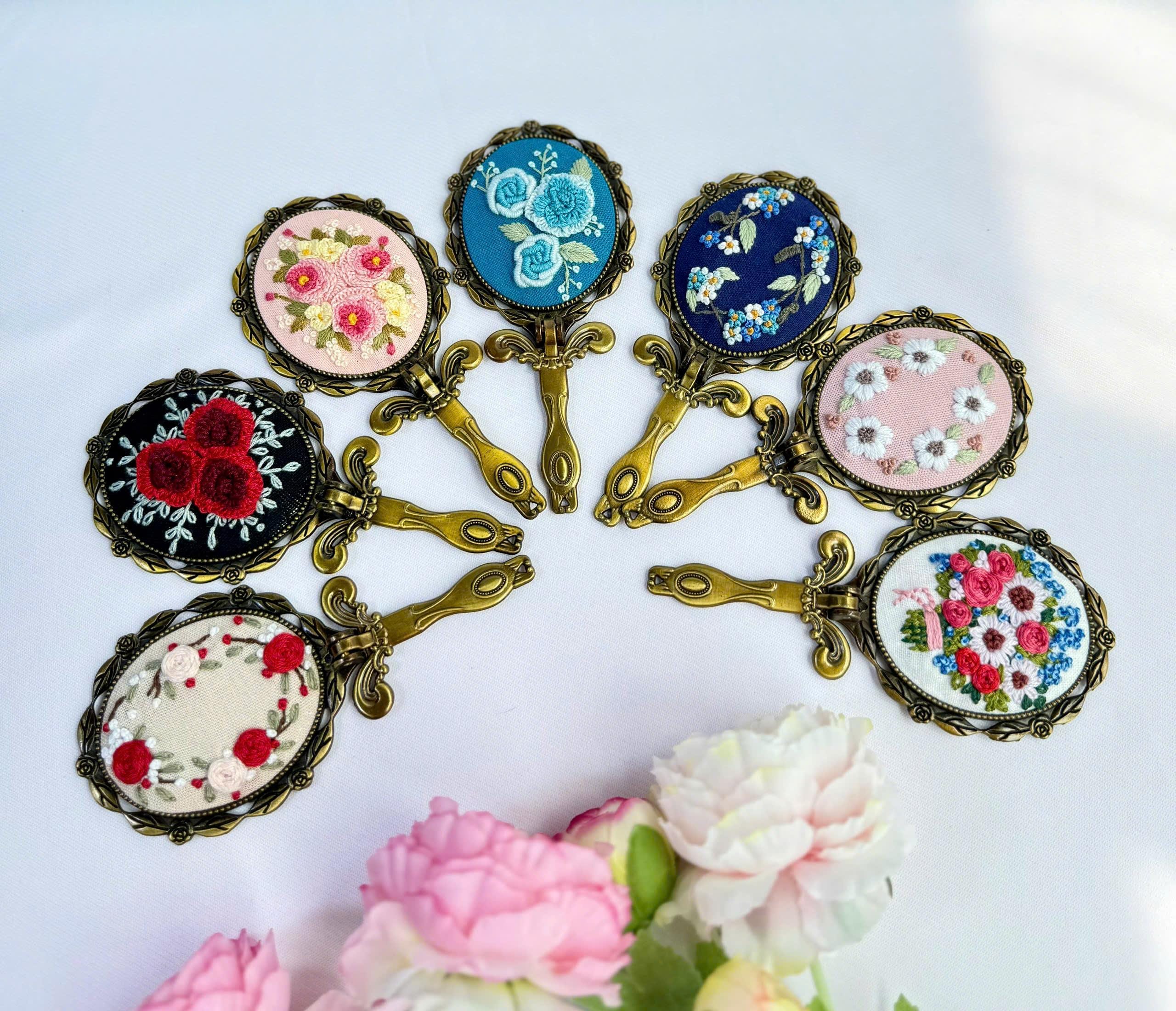 刺繍入りヴィンテージコンパクトミラー（ハンドル付き）、イチゴ刺繍