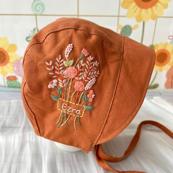 Vintage Hand bestickte Leinen Babymütze mit Blumen, personalisierte bestickte Mütze, Baby Sunbonnet weiß, neutrales Babygeschenk