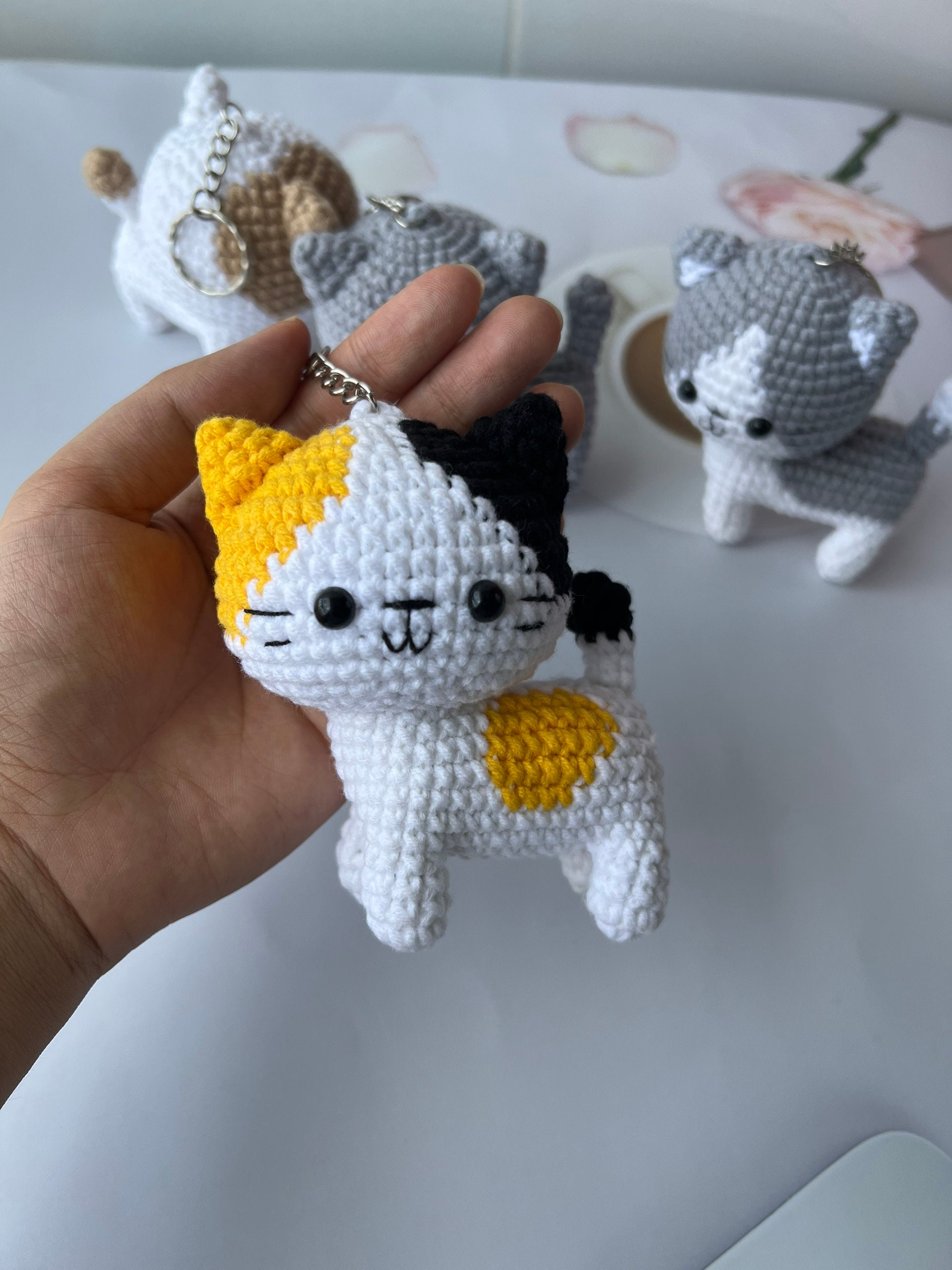 Chat Au Crochet Positif - Petit Chat Tricoté Main Avec Carte, Porte-clés Ou Décoration Mignonne