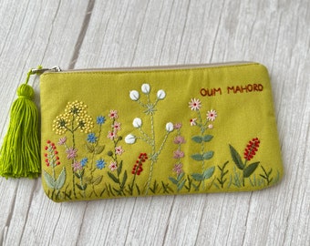 Personalized Hand Embroidered Flower Pouch, Linen Wallet, Handmade Makeup Bag, Bridesmaid Gift, Linen Coin Purse, Daisy Embroidery Bag