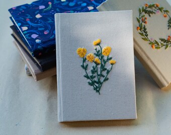 花の刺繍が施されたパーソナライズされた布製ノート、カスタムネーム