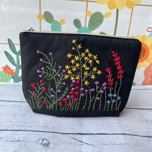 Trousse de toilette personnalisée avec fleurs brodées à la main, pochette en lin, trousse de maquillage faite main, cadeau de demoiselle d'honneur, porte-monnaie en lin, trousse de broderie marguerite