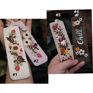 K&ouml;nnte beinhalten: Bestickte Filz-Lesezeichen mit floralen und botanischen Designs. Die Lesezeichen weisen verschiedene Farben auf, darunter Wei&szlig;, Lavendel und Olivgr&uuml;n. Ein Lesezeichen hat das Wort "Chill" aufgestickt.