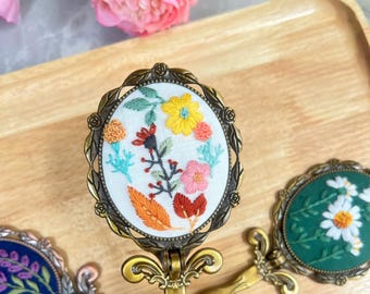 刺繍入りヴィンテージコンパクトミラー ハンドル付き イチゴ刺繍