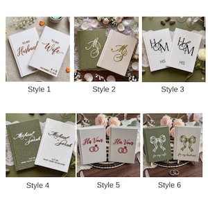 Pode incluir: Seis conjuntos de dois livros de votos de capa dura com v&aacute;rias texturas e cores de tecido. Os designs incluem letras em folha de ouro, preto e vermelho com nomes, datas e gr&aacute;ficos personalizados como alian&ccedil;as e la&ccedil;os, rotulados de Estilo 1 a 6.