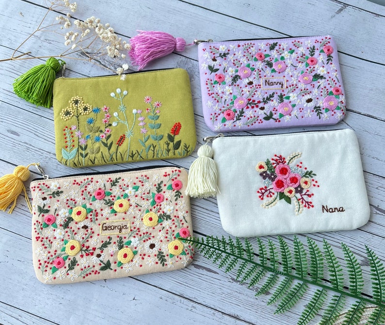 Personalized Hand Embroidered Flower Pouch, Rose Linen Wallet, Handmade Makeup Bag, Bridesmaid Gift, Linen Coin Purse, Rose Embroidery Bag imagem 3