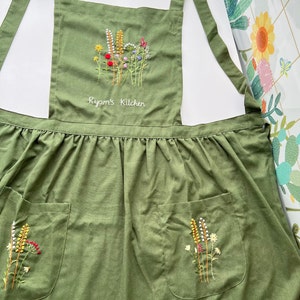 Personalized Hand Embroidered Apron Women, Flower Garden Embroidered Apron, Linen Apron, Gardening Apron, Kitchen Apron, Daisy Apron zdjęcie 1