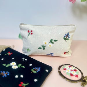 Personalized Hand Embroidered Cosmetic Bag, Daisy Pouch, Linen Bag, Handmade Makeup Bag, Bridesmaid Gift,Linen Coin Purse,Embroidery Bag