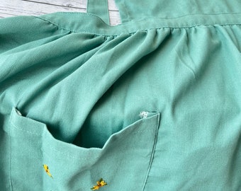 ひまわりの手刺繍エプロン（女性用）、花柄刺繍エプロン、リネン