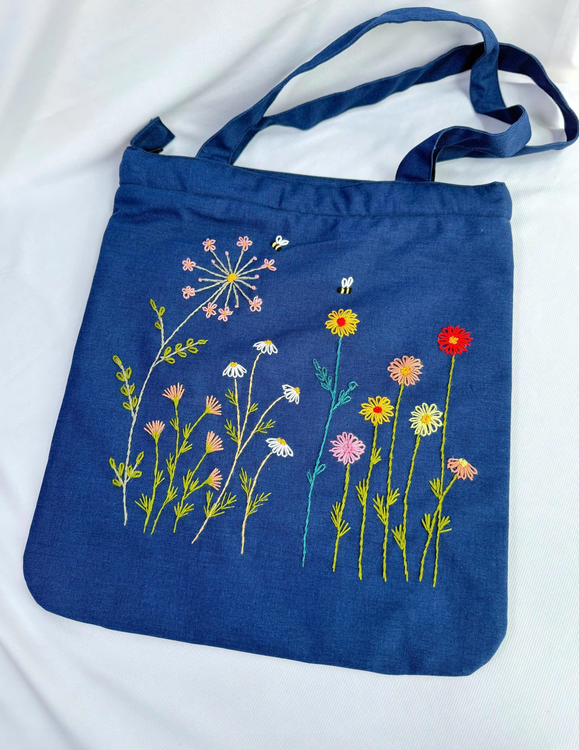 花と蜂の刺繍入りリネントートバッグ（ファスナーとポケット付き 